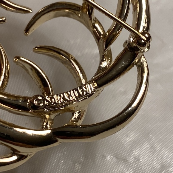 Vintage Sarah Coventry Round Swirl Brushed Smooth Gold Tone Brooch - Picture 3 of 8